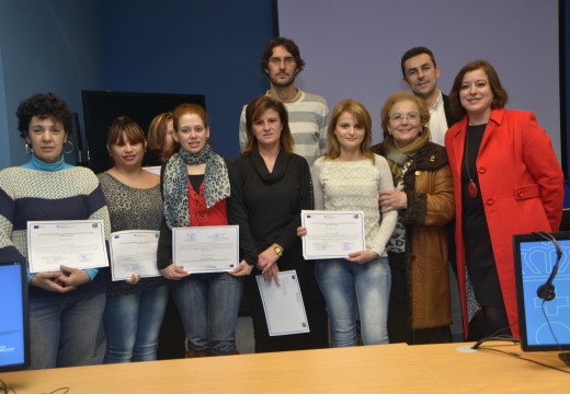 López Abella entrega en Ribeira os diplomas ás alumnas do curso de alfabetización dixital da ‘Rede Emprende en Igualdade’